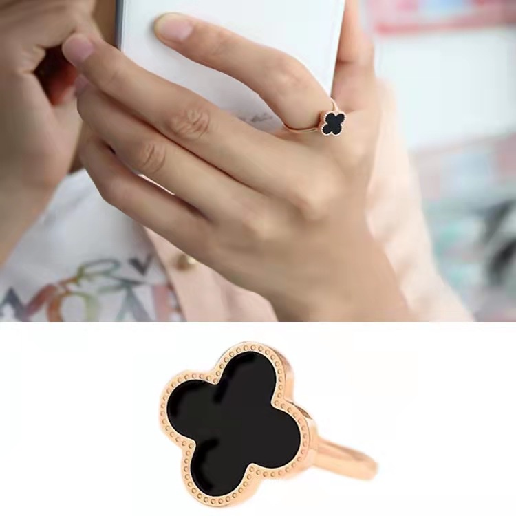 Cincin Wanita Desain Daun Semanggi Bahan Titanium Warna Hitam Dan Rose Gold Untuk Wanita