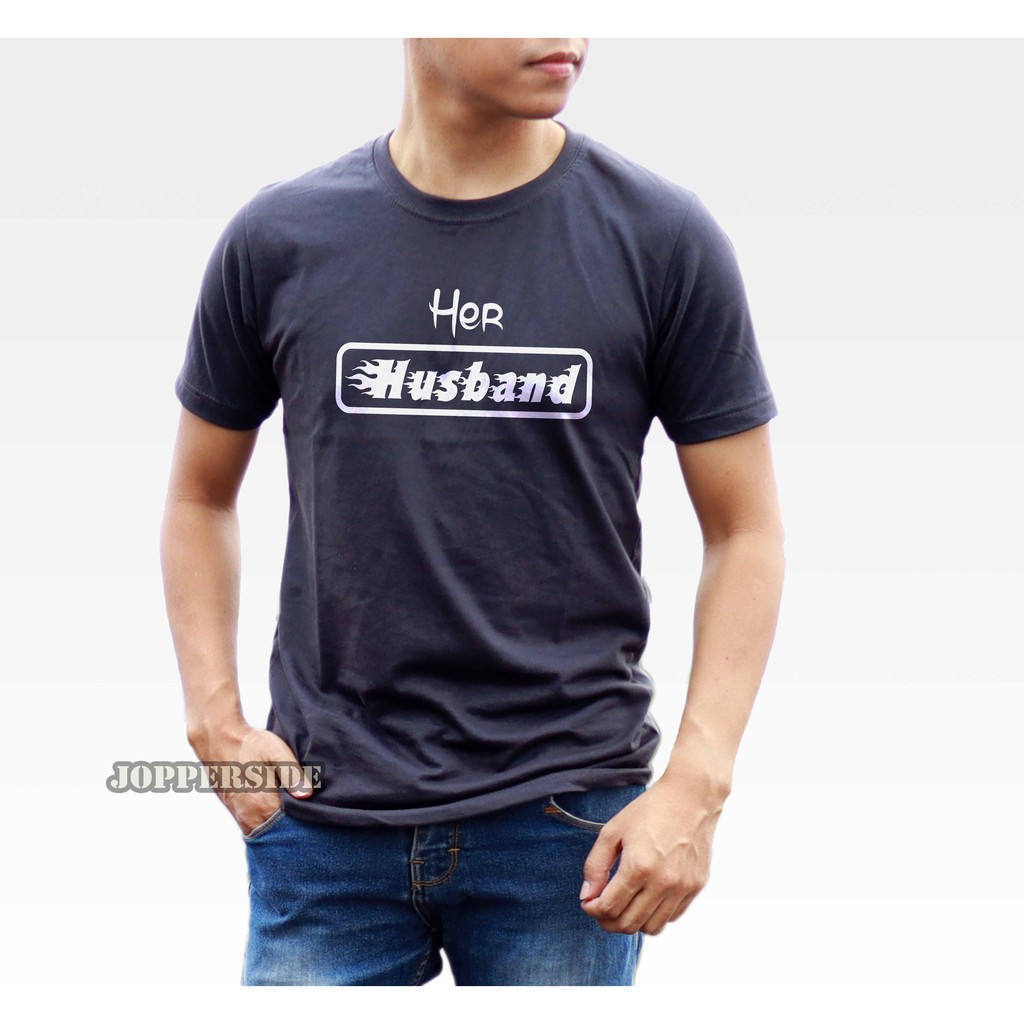 JOPPERSIDE TSHIRT KAOS DISTRO TULISAN KATA KATA HERHUSBAND HER HUSBAND PRIA ORIGINAL PREMIUM TS25