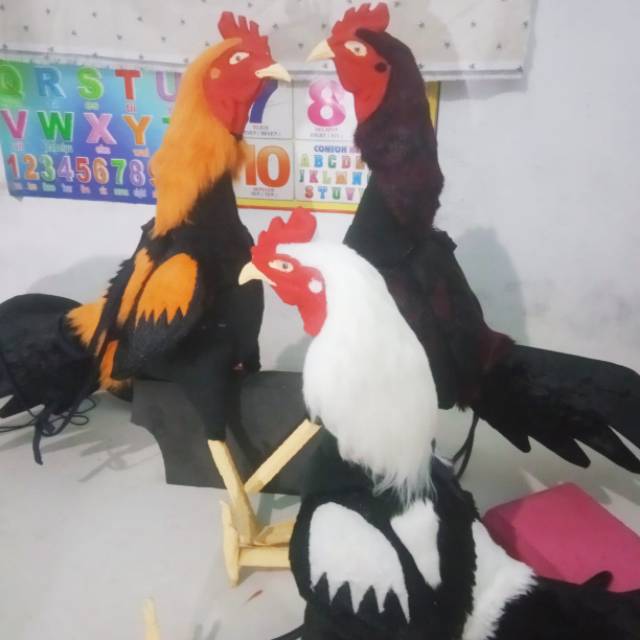 Boneka ayam adu