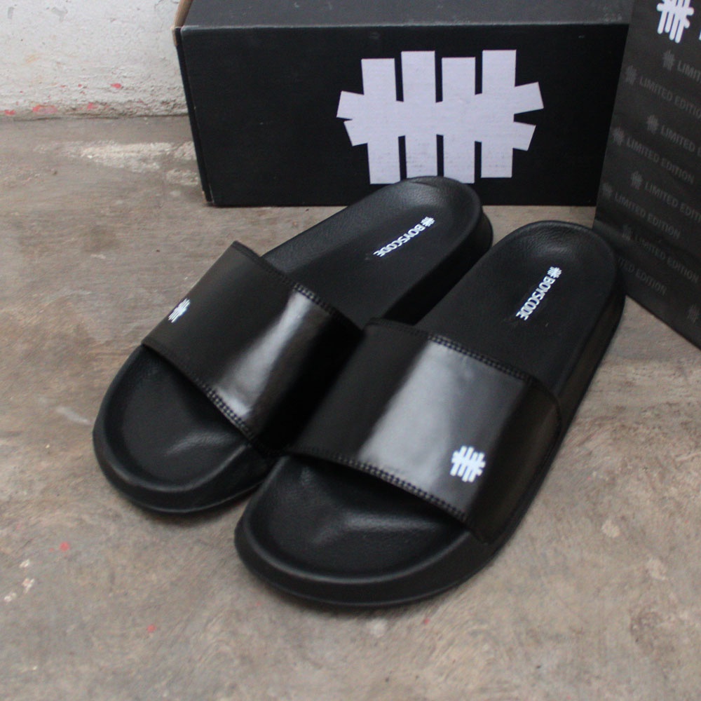 Sendal Selop Casual Pria BOYSCODE Small Petir Logo Hitam Fullblack / Sendal Slide Pria / Sendal Slip On Pria