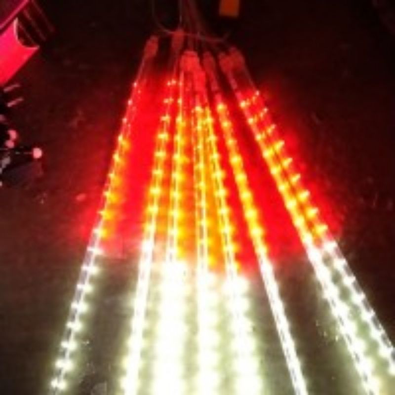 Lampu meteor merah putih