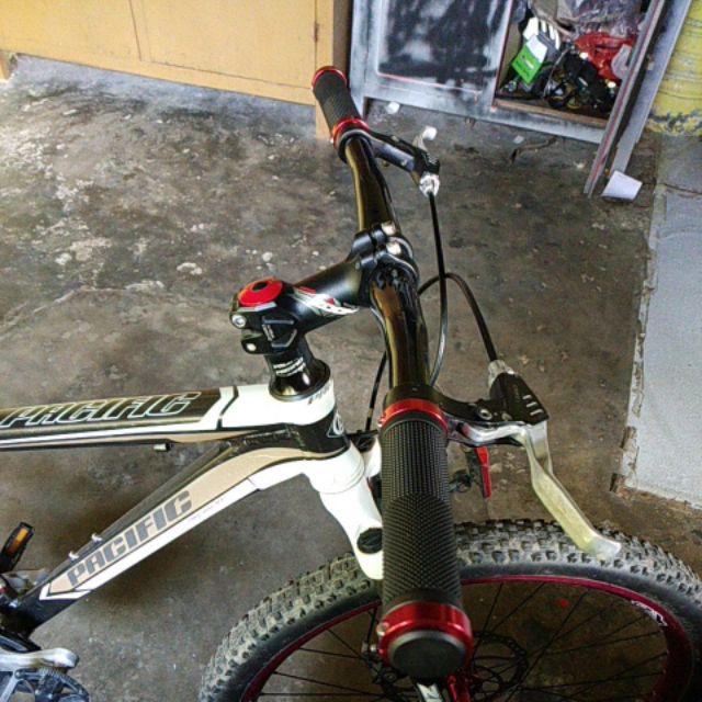 FY 1 Pasang Grip Stang  Sepeda  MTB  Anti Slip Bahan Plastik 