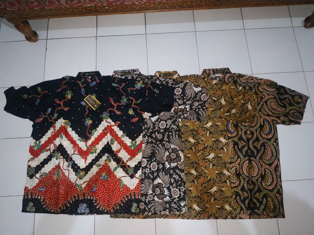 Benang Raja Hem Batik Pria Lengan Pendek Motif Teratai Kotak