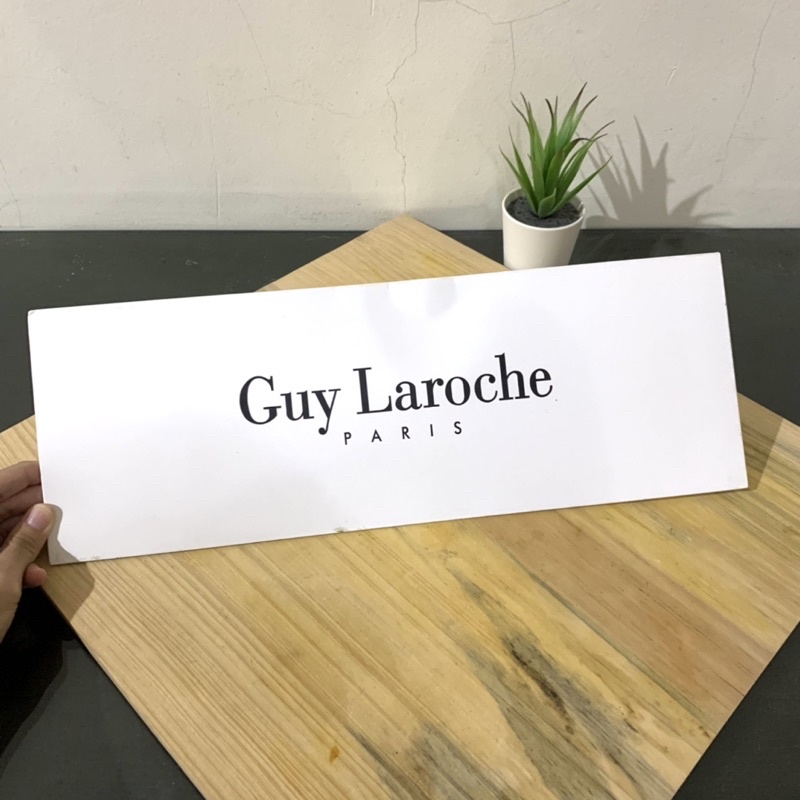 

Tempat Kado Dasi Kemasan Guy Laroche Tie Murah Preloved
