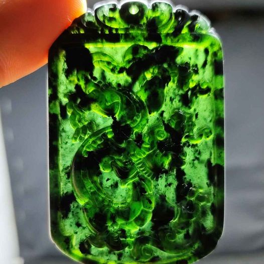LIONTIN BATU PERMATA GIOK HITAM / BLACK JADE UKIR NAGA ASLI NATURAL SIAP PAKAI