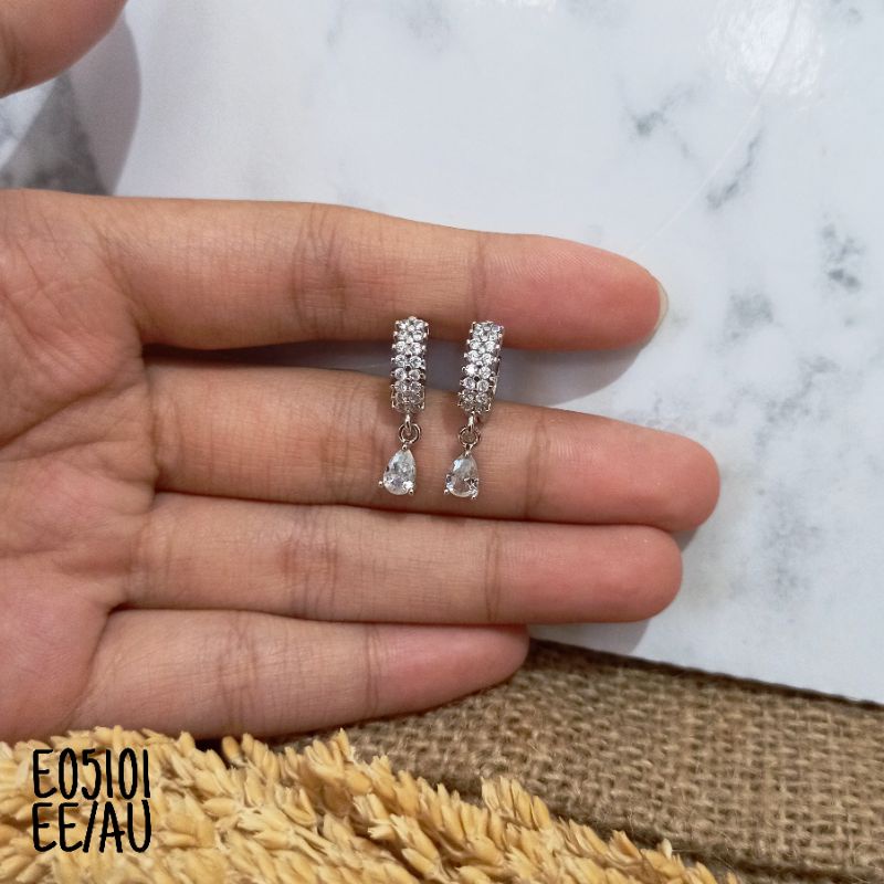 Anting Meilyn Zircon oval Silver E05101