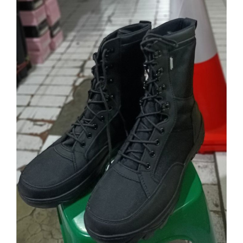 Sepatu weba jata