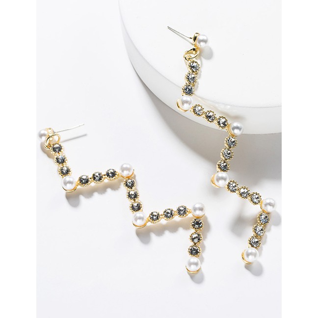 LRC Anting Tusuk Fashion Gold Right Angle Curved Diamonds With Pearl Geometric Earrings F89116