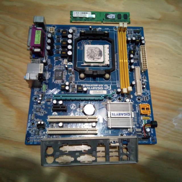 Paket Mainboard or motherboard Mobo AMD Gigabyte AM2plus athlon ii X2 250 3.0ghz RAM 2gb V-Gen