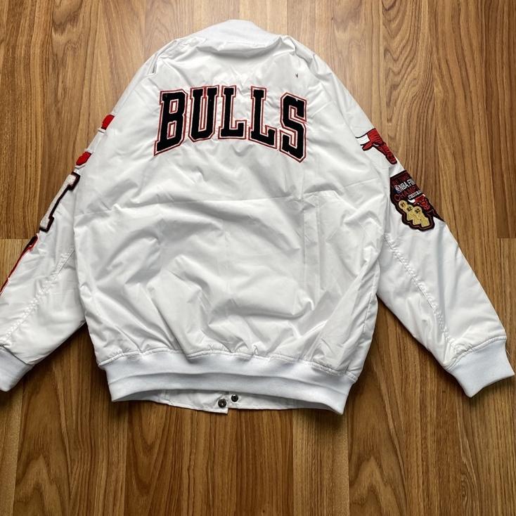 Terbaru.. VARSITY JACKET BULLS - CHI PUTIH BORDIR BULU HITAM