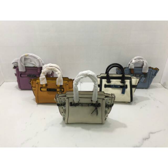 COACH Swagger 21 in Pebbled Leather