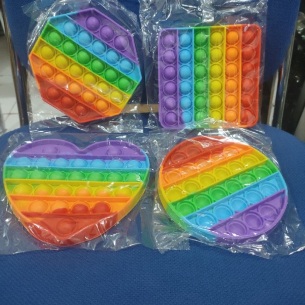 Terlaris MAINAN ANAK POP IT RAINBOW SEDANG 4 VARIASA KARET TEBAL - LOVE STARVIS
