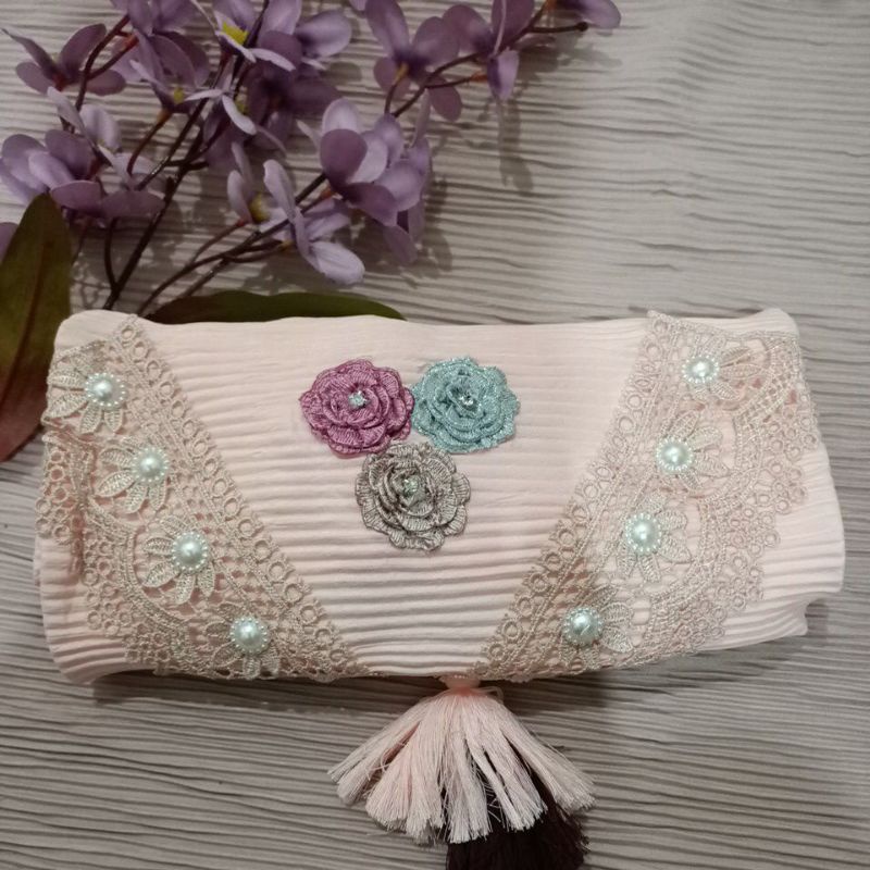segi empat plisket renda bunga jambul/jilbab segi empat plisket jilbab segi empat plisket renda terbaru/jilbab segi empat viral terbaru/jilbab segi empat plisket renda terbaru-Soft peach