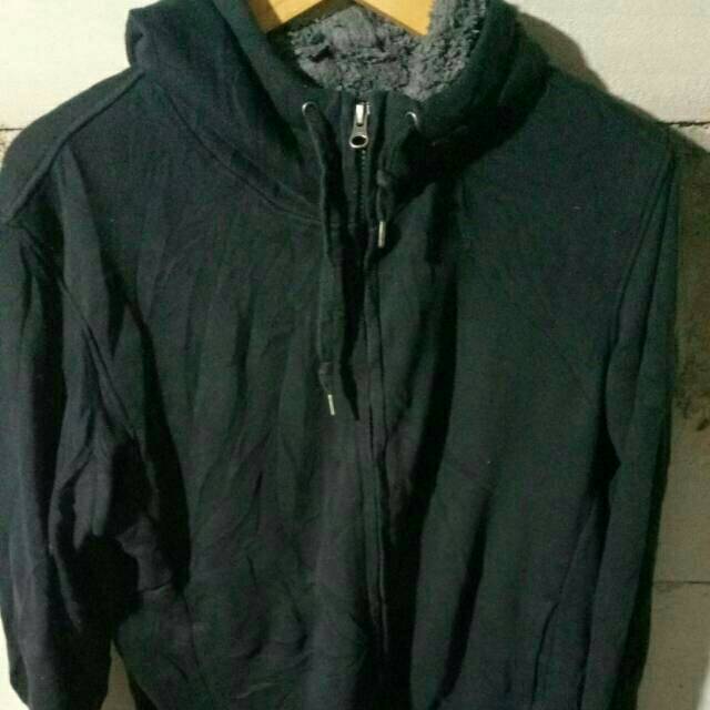 Uniqlo sherpa hitam