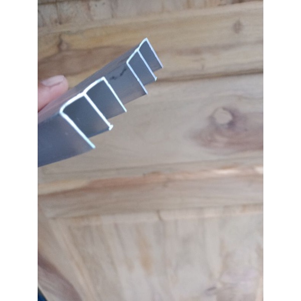 Rel atas etalase kaca