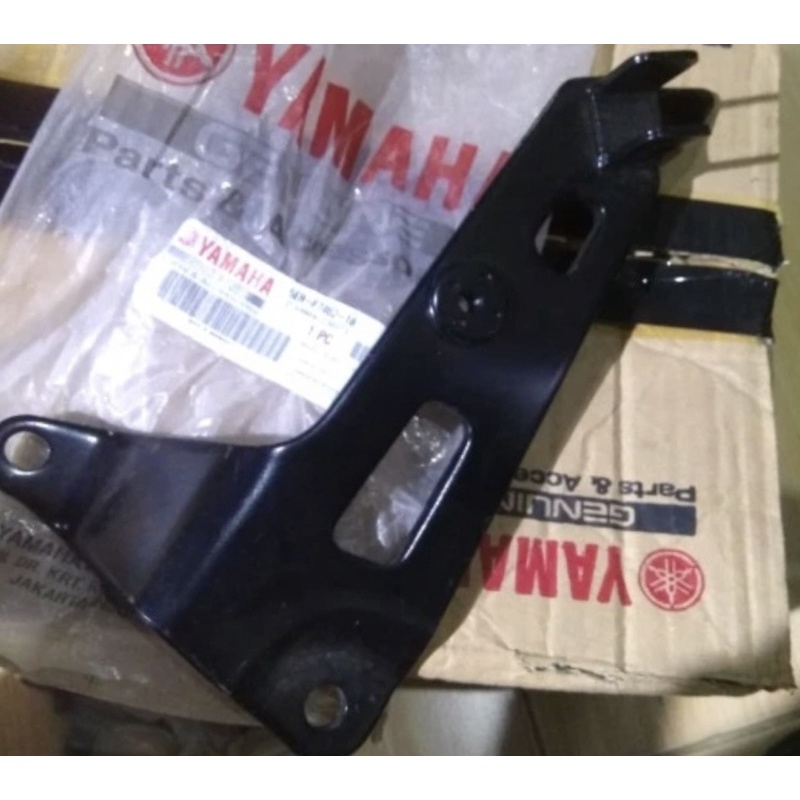 Bracket Dudukan Footstep Belakang Kanan YAMAHA Vega R lama old - Fizr - F1zr Hitam ORIGINAL 5ER-F746