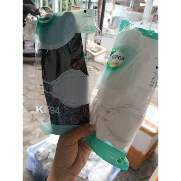 Masker KF 94 warna putih dan Hitam isi 10