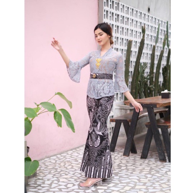 Kebaya Jadi Murah Lengan Lonceng dengan Rok Mermaid / Rok Duyung