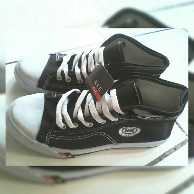 Sepatu sekolah NB