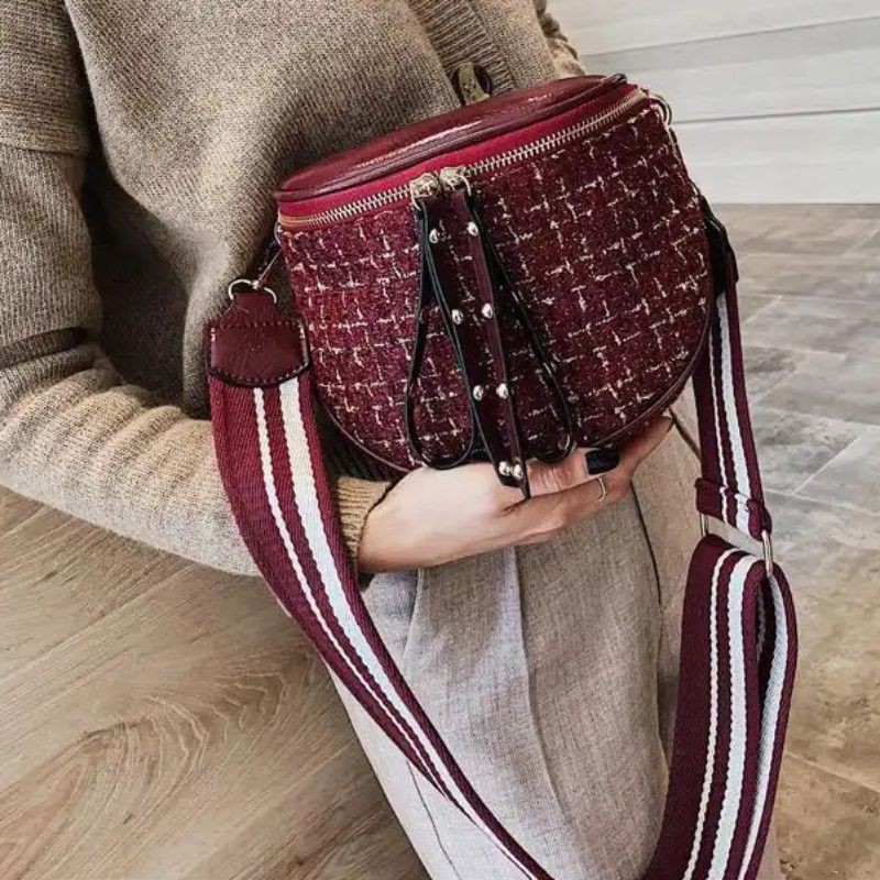 

Kode : ELJ 5224IDR : 144 rb Bahan : Kulit Pu ukuran: 17 x 16 x 7 cm Warna : Black,White, Red