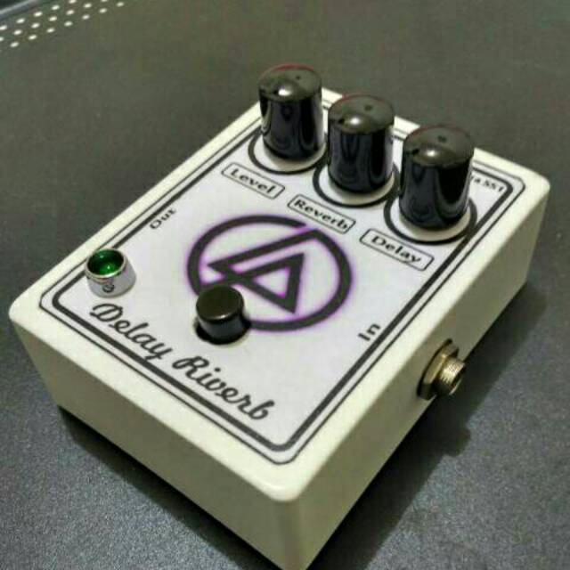 Efek gitar dual sound Delay-Reverb untuk gitar,biola,vocal.plus konektor batrai