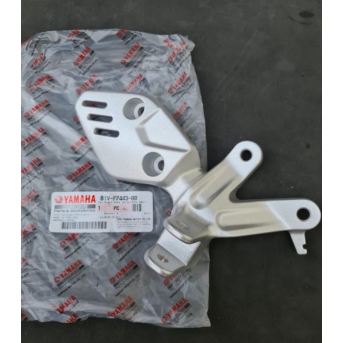 BREKET DUDUKAN FOOTSTEP DEPAN KANAN YAMAHA XSR 155 PART ORIGINAL YAMAHA BBS-F7443-00