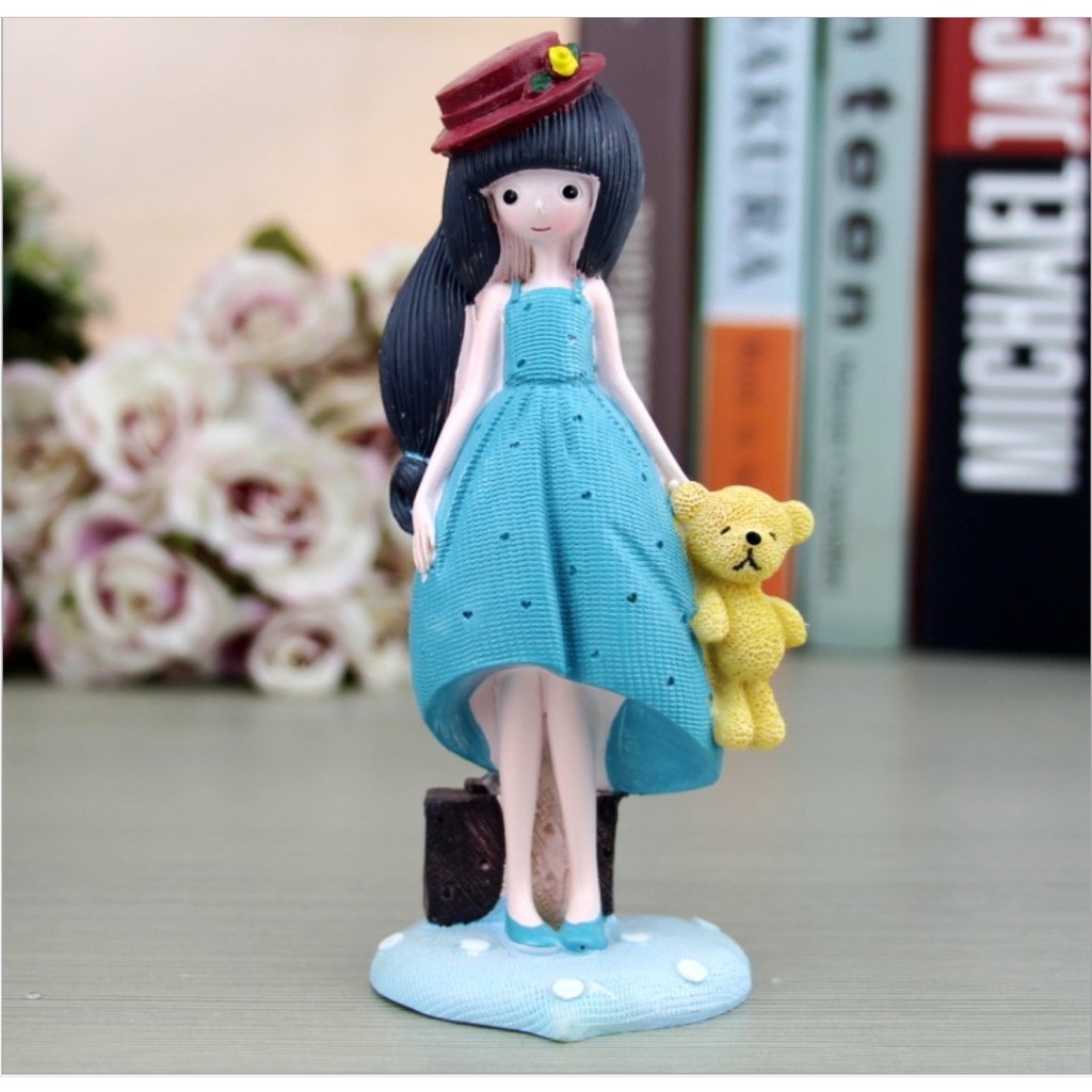 Holding Doll Resin Girl / Patung Pajangan Cewe Topi Boneka Kado