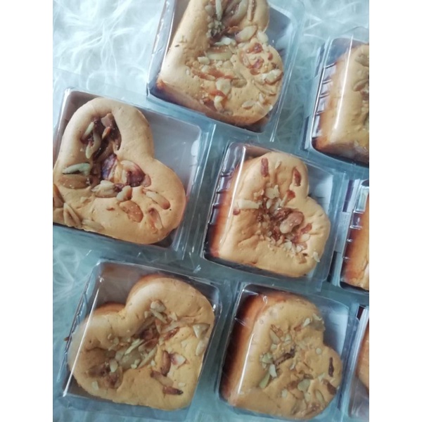 

Kue Hati Kenari.. Minimal pemesanan 10 biji...