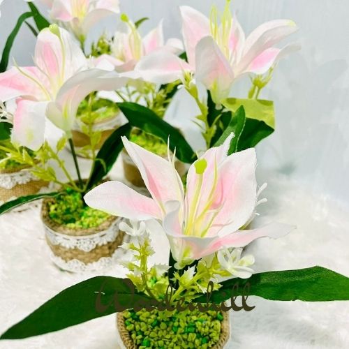 Rangkaian Bunga Lily Plastik Dengan Pot Goni Aesthetic