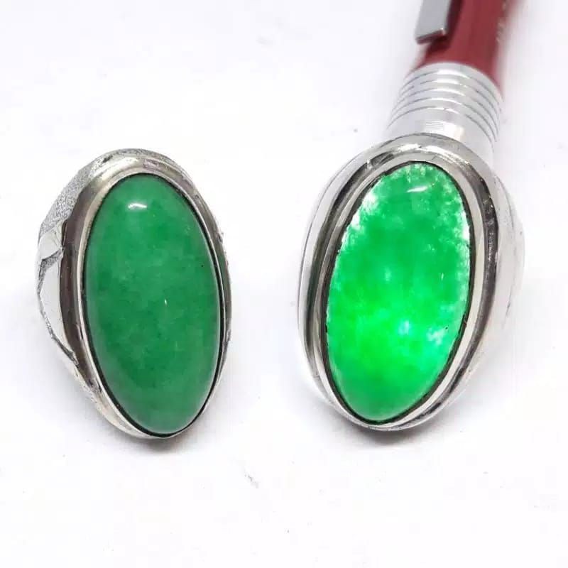 Batu cincin giok hijau senter tembus