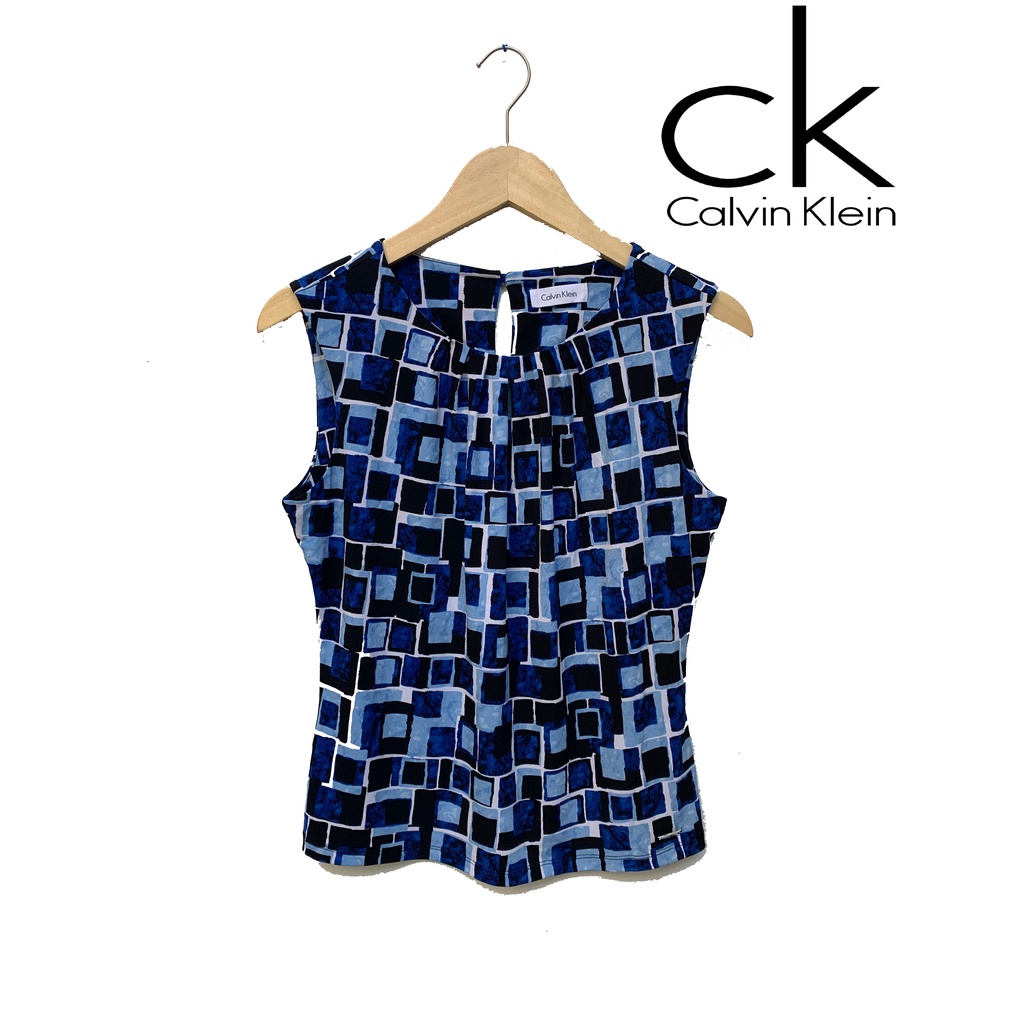 Calvin Klein Blouse Wanita Formal V-Neck Matte Jersey Shoulder Pleat Sleeveless Top