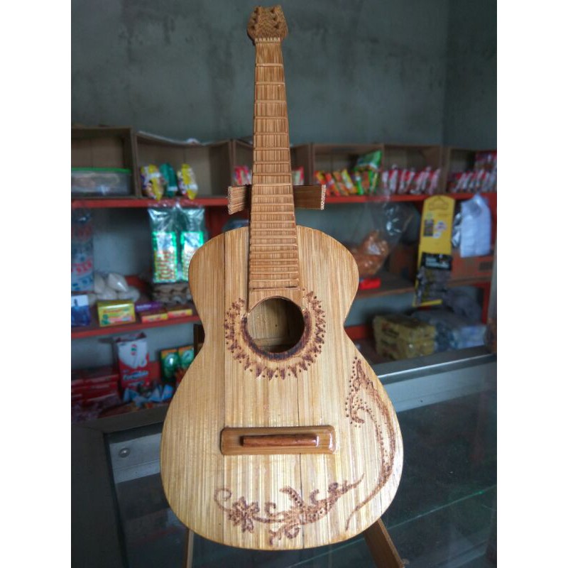 gitar mini pajangan .dari bahan bambu
