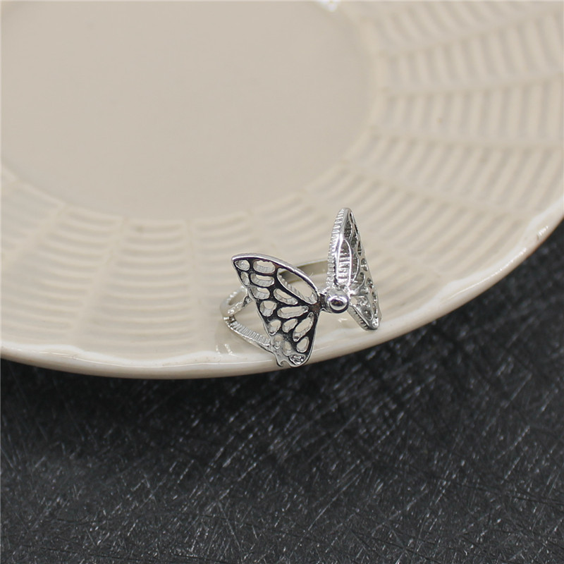 Cincin Bentuk Bunga Butterfly Geometris Model Hollow Bahan Alloy Warna Silver Untuk Wanita