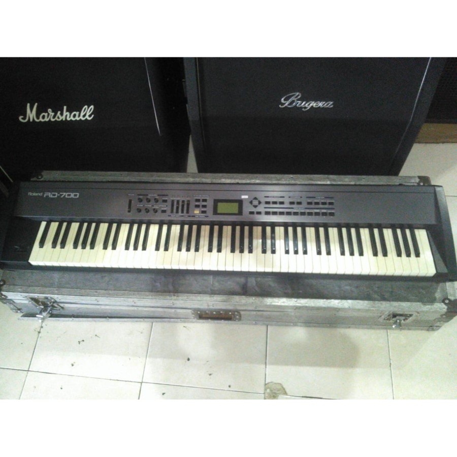 KEYBOARD/PIANO ROLAND RD 700 BEKAS