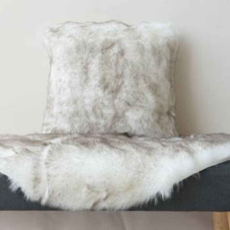 Bantal Sofa 43x43cm Foxy Faux Fur - Putih
