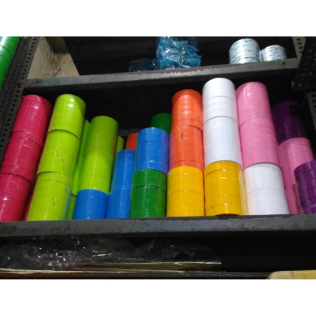 

Lakban warna warni ukuran 24 mili (+- 1 inch) perekat isolasi