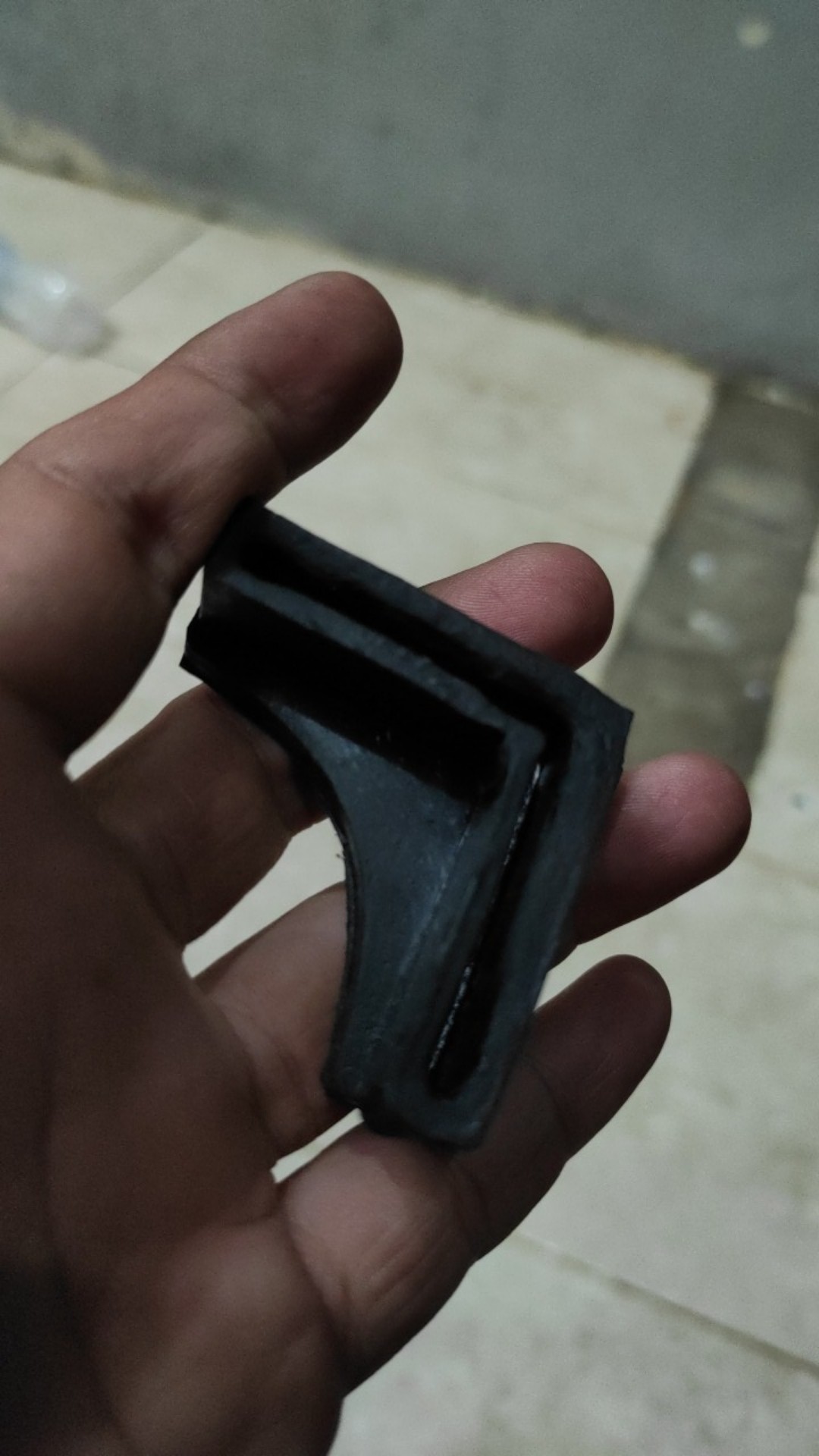 Karet L Atau Karet Alas Siku Rak, Meja, Lemari, Kursi Hitam 4cm X 4cm