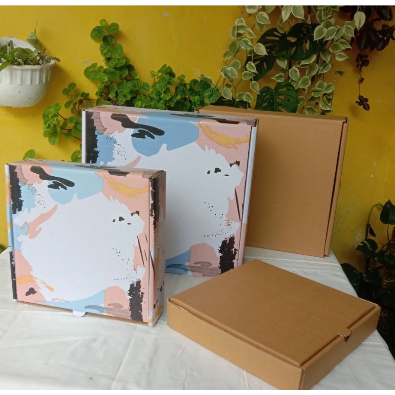 

Box 27x27x10 cm (Puding) Karton/Paking/Polos/Hampers//floral/abstrak