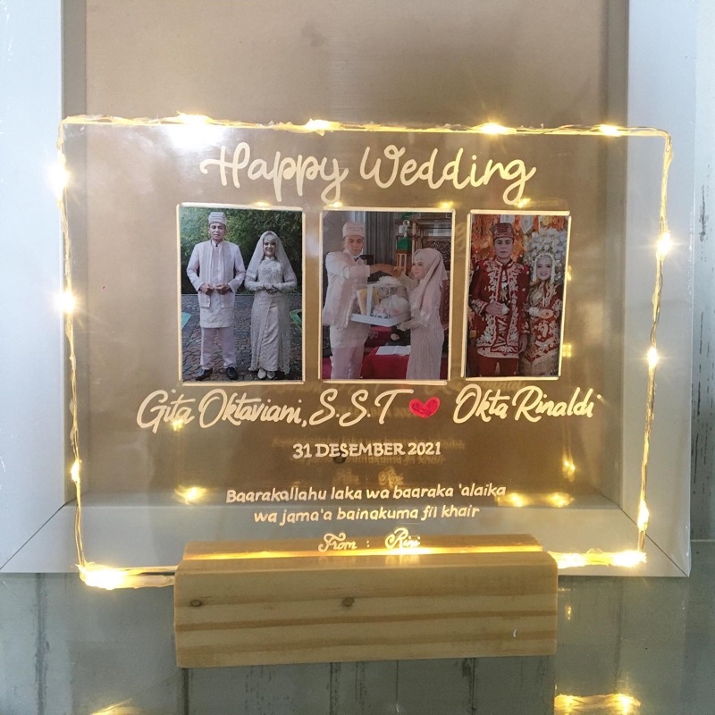 

Acrylyc Lettering Happy Wedding plus Foto