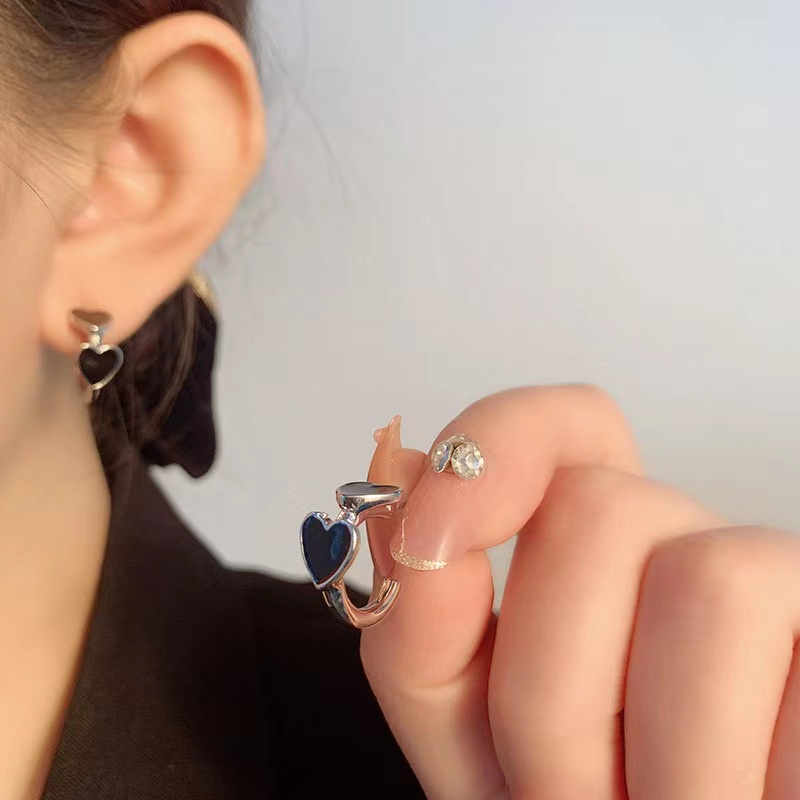 Anting Bentuk Hati Warna Hitam Gaya Korea