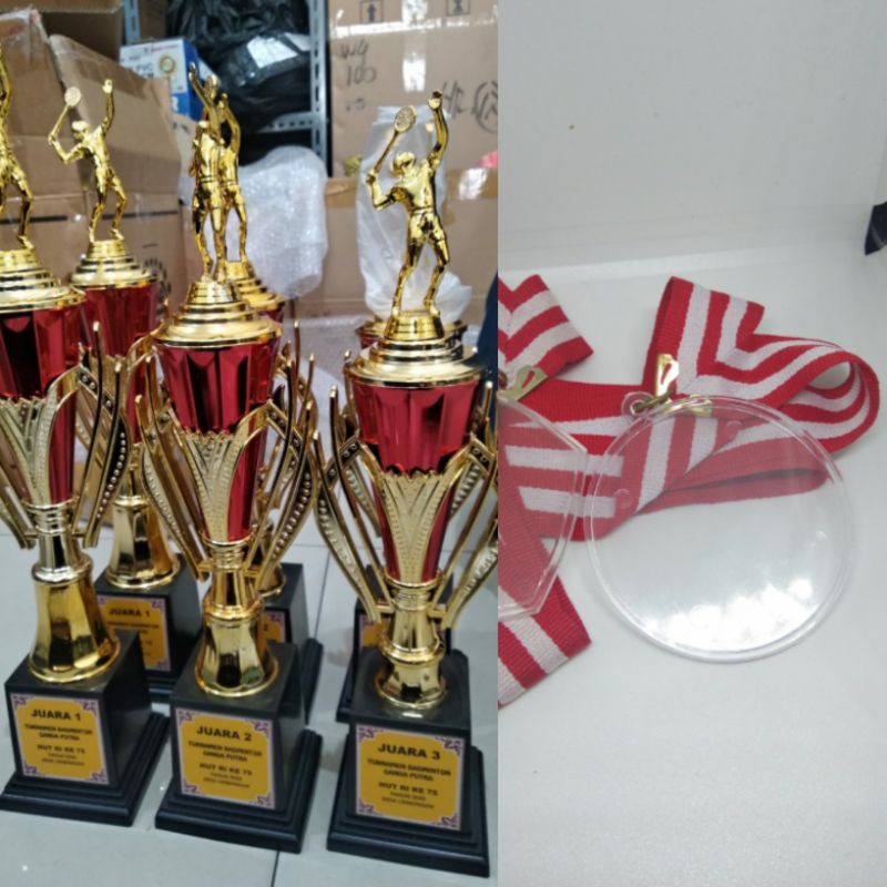 2 piala set 1234 + 8 medali