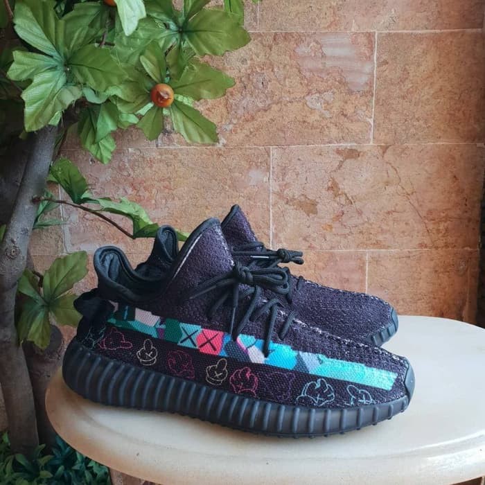 yeezy boost 350 v2 kaws