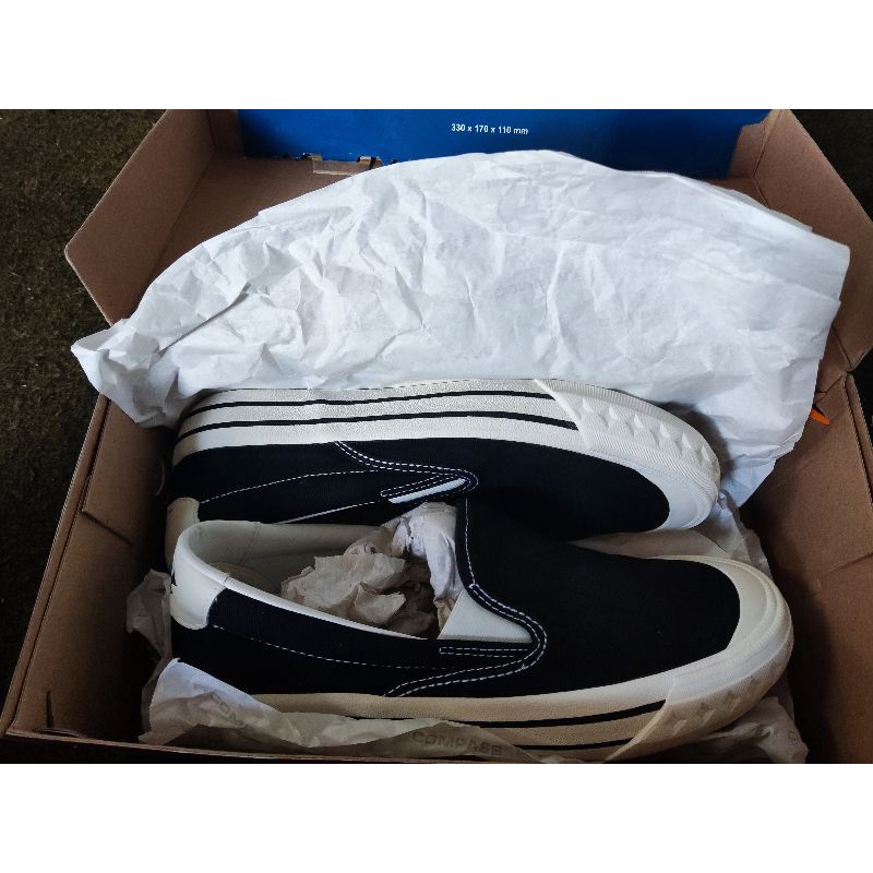 Sepatu compass slip on bkack white