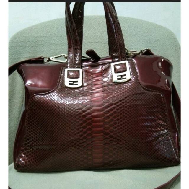 Tas kulit ular