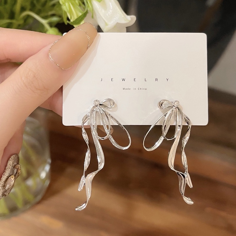 Anting Tusuk Gantung Bahan Metal Desain Pita Asimetris Kreatif Untuk Wanita