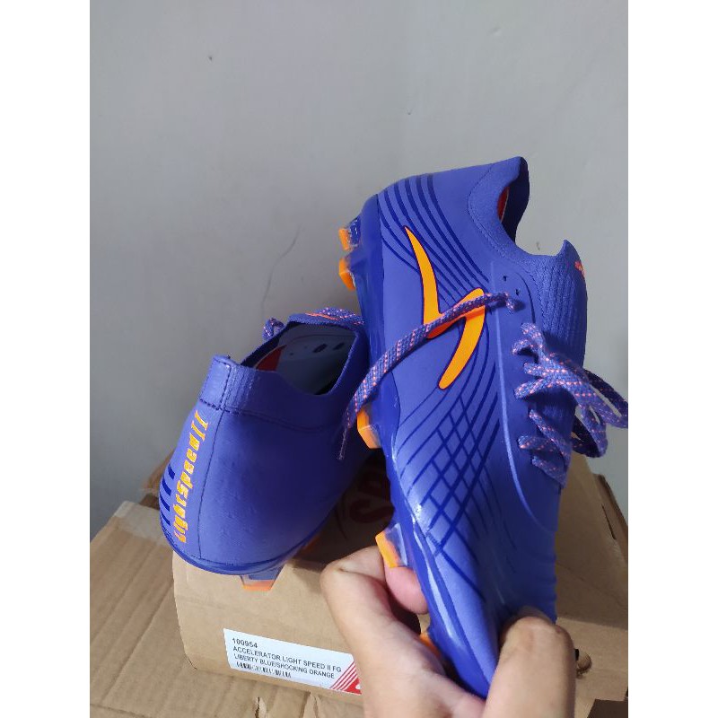 sepatu sepakbola
