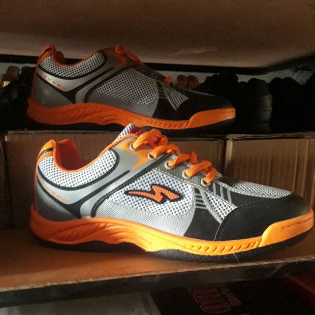 Sepatu badminton/voli merk dallas