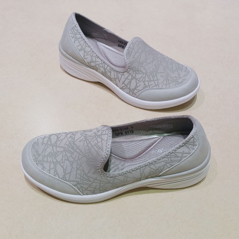 Sepatu sneakers Bata Wanita Slip-on Ringan dan Nyaman