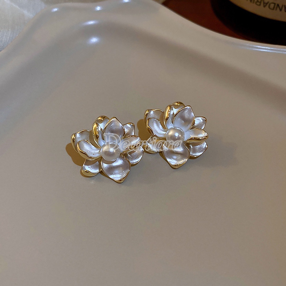 Anting Desain Bunga Aksen Mutiara