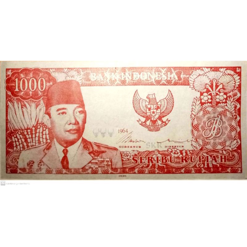 EDISI KHUSUS Uang Kuno 1.000 Soekarno Tahun 1964 Menggulung Diatas Air Es Uang Menggulung 1.000